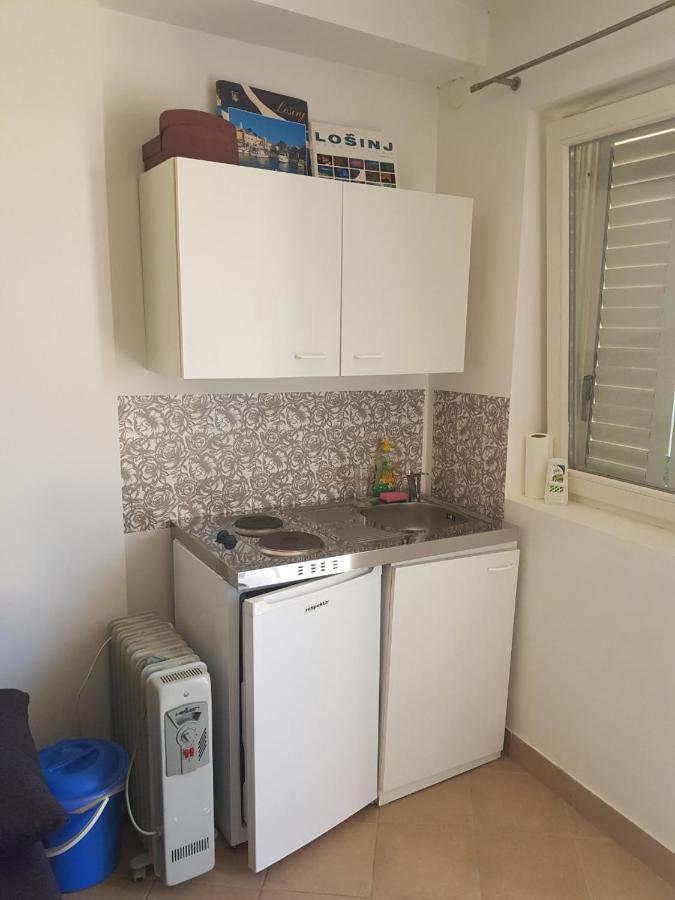 Small Studio Малий Лошинь Екстер'єр фото