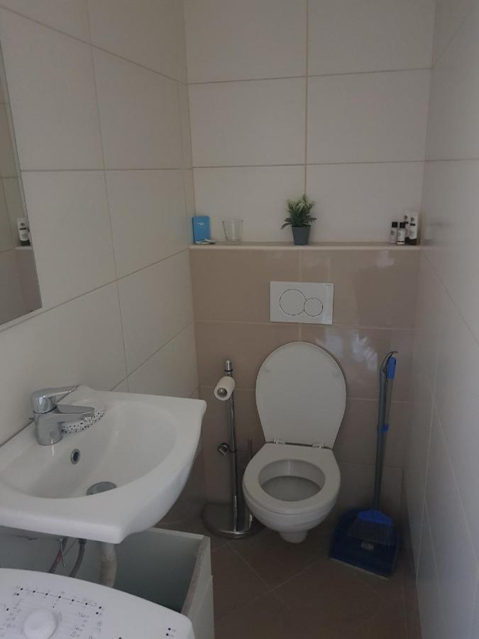 Small Studio Малий Лошинь Екстер'єр фото